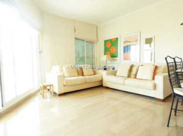 Luminoso salón-comedor con suelo de mármol