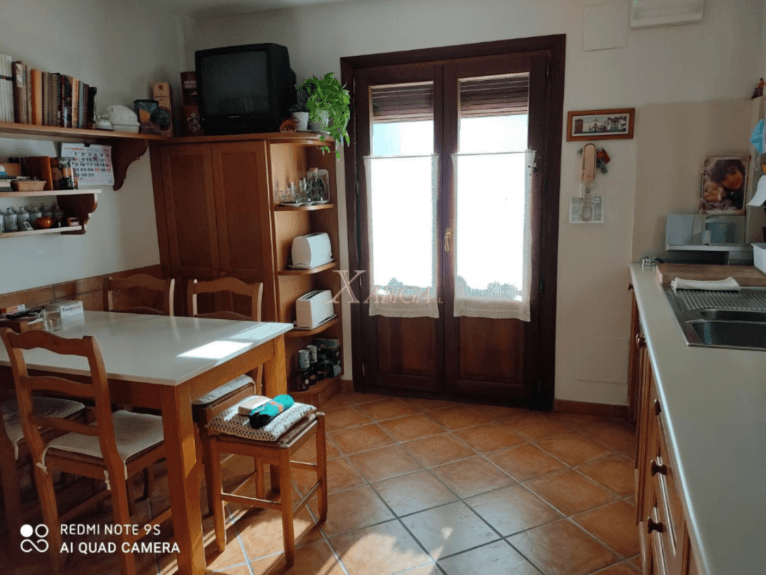 Mesa de comedor en la cocina de la vivienda