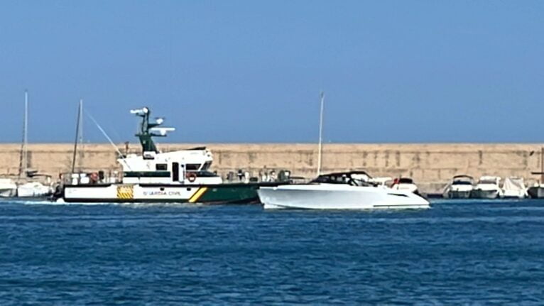 Embarcación de la Guardia Civil en el puerto de Xàbia