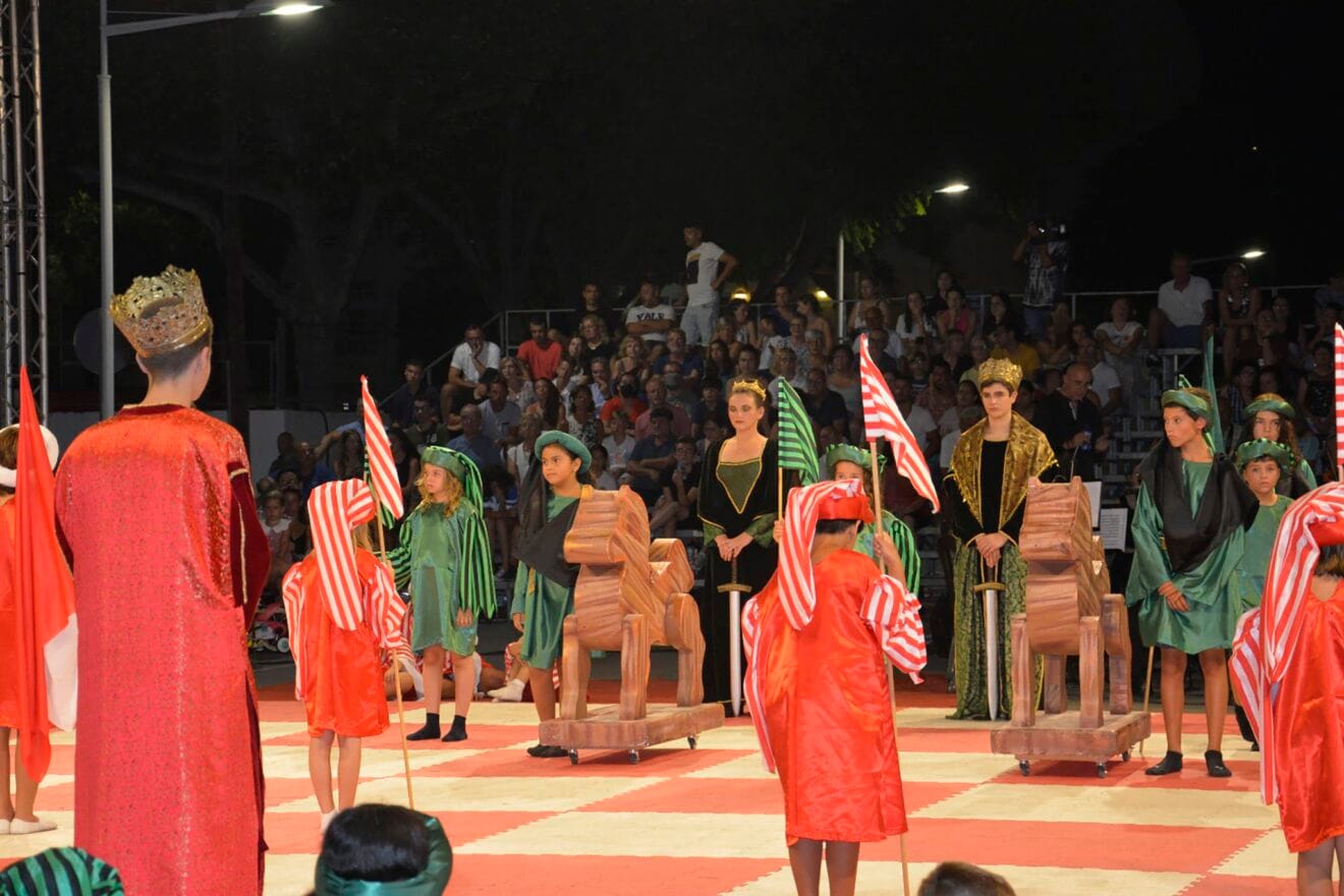 Momento de la partida del Ajedrez Viviente de Xàbia 2022