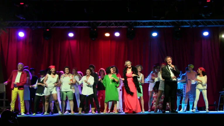 Todos los participantes del musical de Festes de Loreto interpretando 'Resistiré'