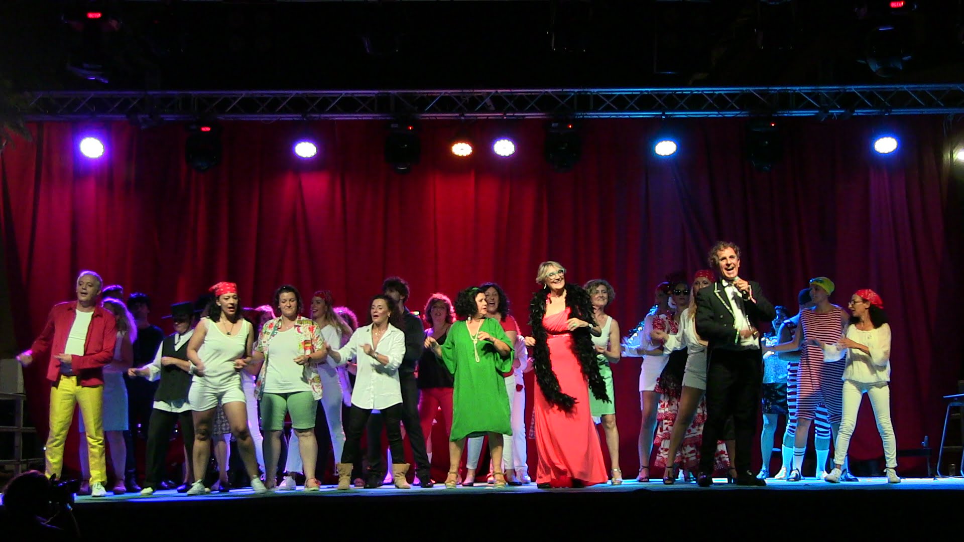 Todos los participantes del musical de Festes de Loreto interpretando ‘Resistiré’