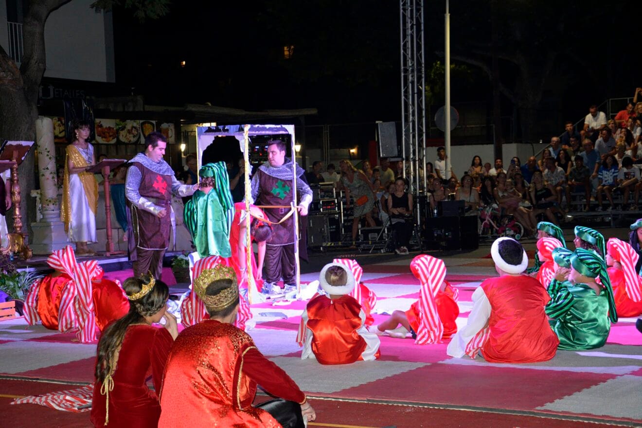 Niños y niñas de Xàbia en el Ajedrez Viviente 2022