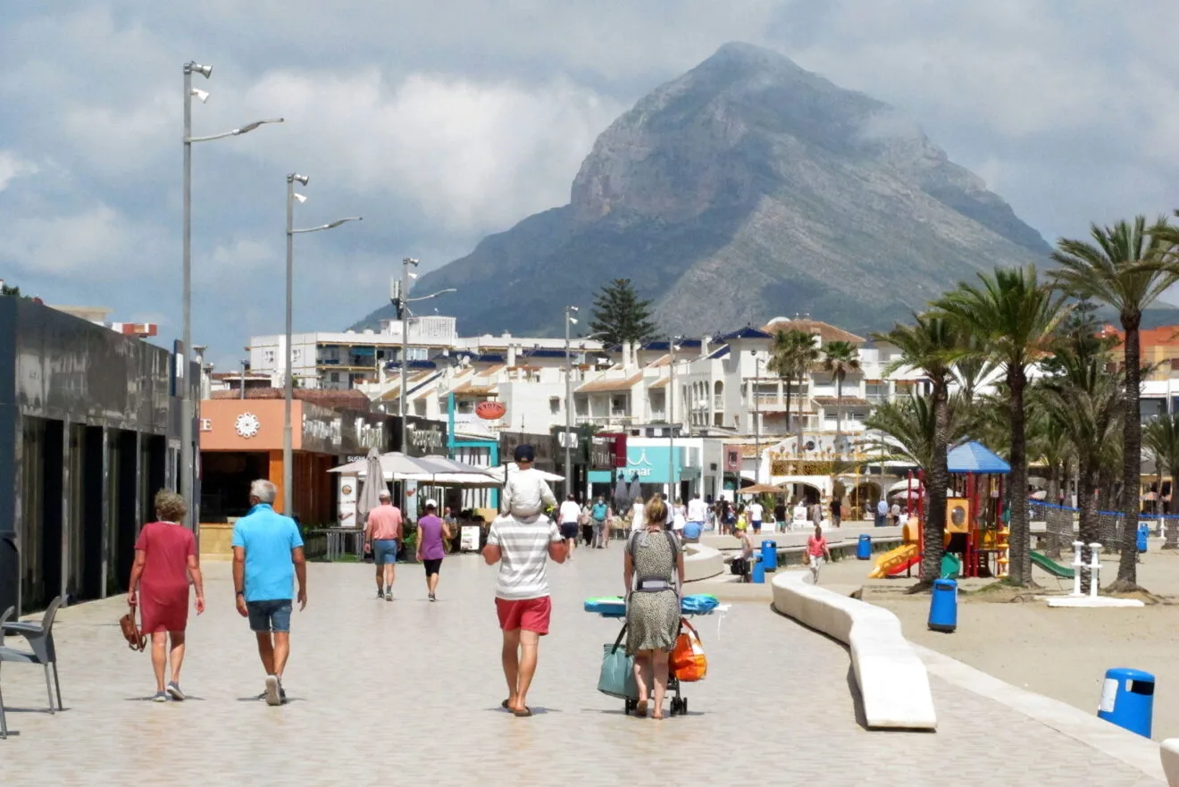 Personas paseando en el paseo del Arenal