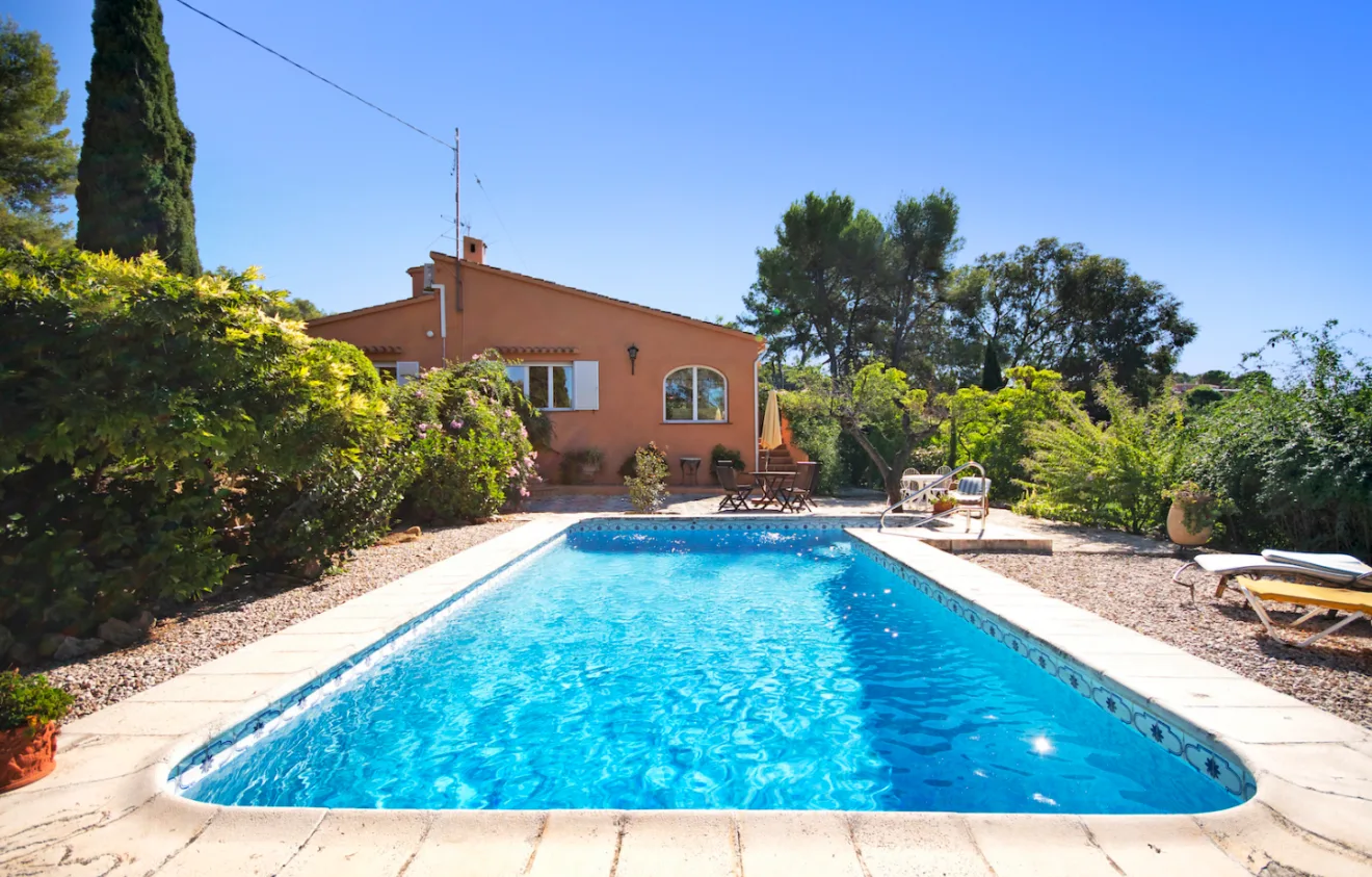 Piscina de la vivienda con hamacas