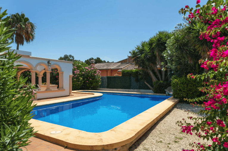 Piscina de la vivienda rodeada de vegetación