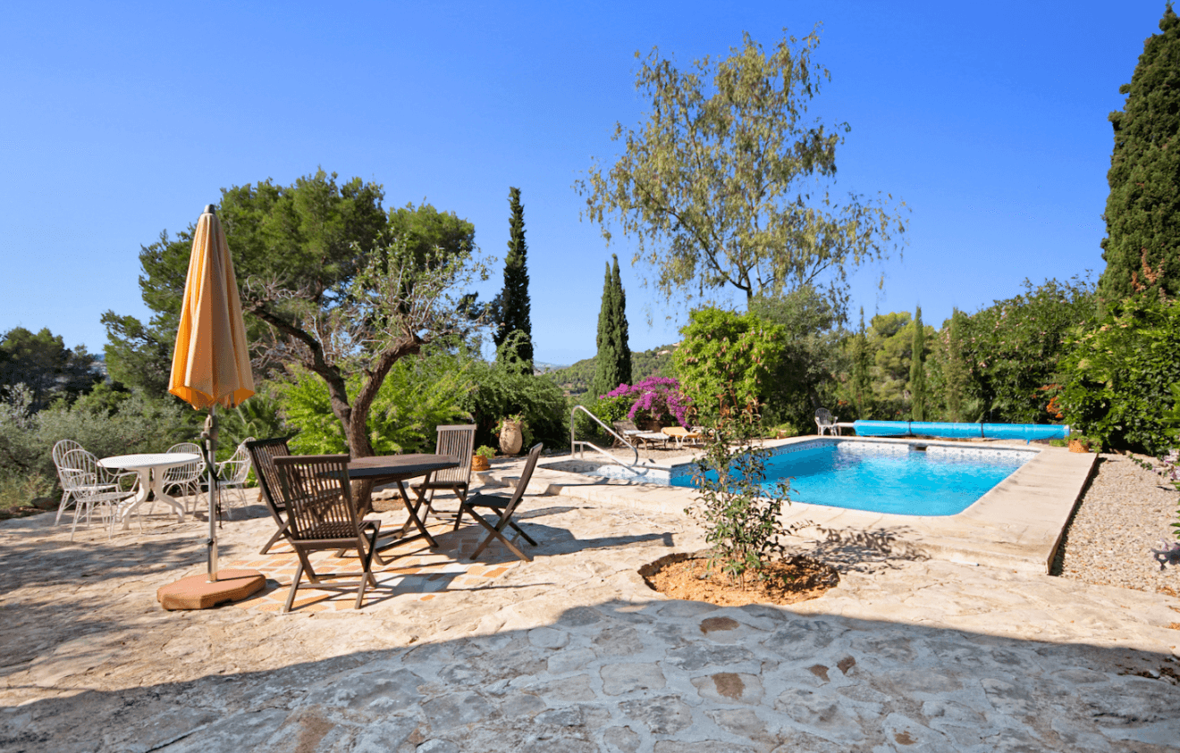Piscina privada de la vivienda con terraza exterior