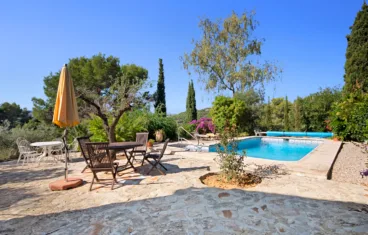 Piscina privada de la vivienda con terraza exterior