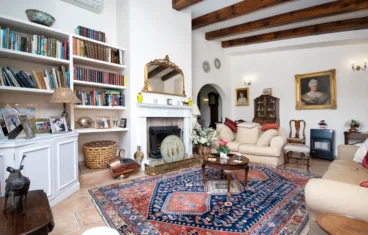Salón de estilo clásico y rústico con chimenea