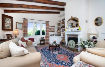 Salón de la vivienda con chimenea de estilo clásico:rústico