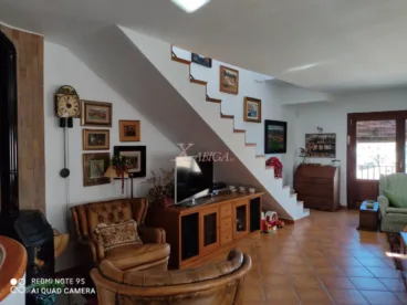 Salón de la vivienda de estilo rústico con chimenea