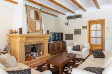 Salón de la vivienda de estilo rústico con chimenea