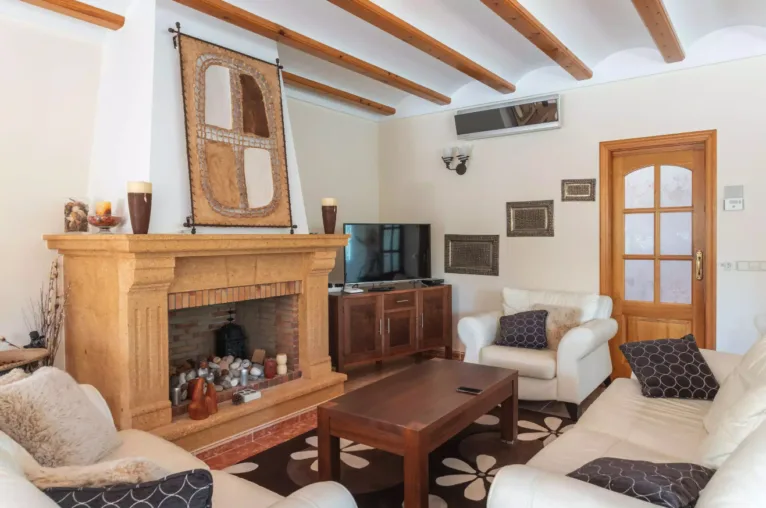 Salón de la vivienda de estilo rústico con chimenea