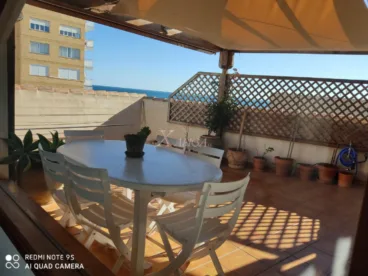 Terraza cubierta con pérgola y toldo