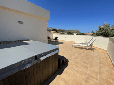 Terraza de la vivienda con piscina
