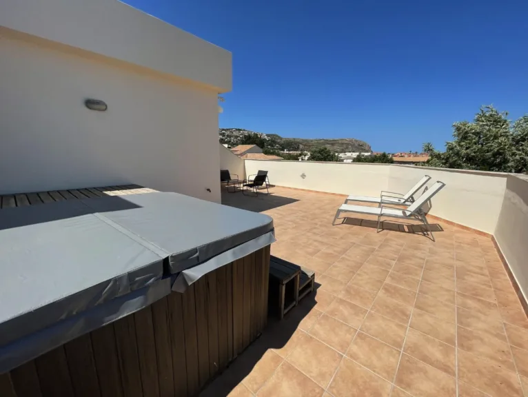 Terraza de la vivienda con piscina