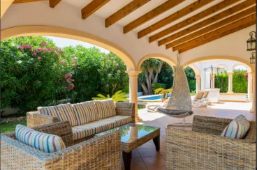 Terraza exterior cubierta con zona chill out