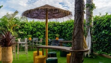 Toma un aperitivo al aire libre en el Secret Garden