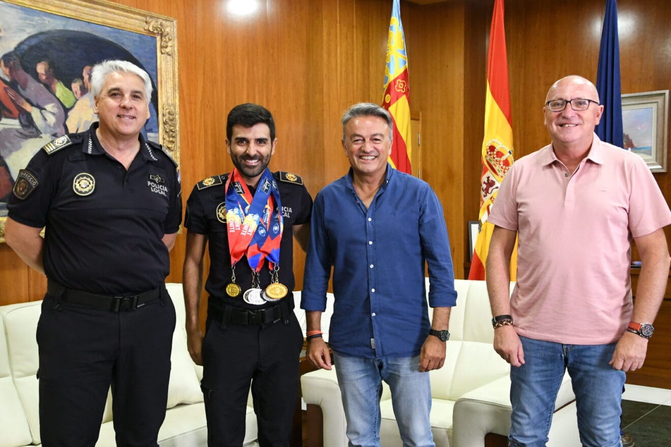 Toni Soler con las medallas conseguidas y autoridades