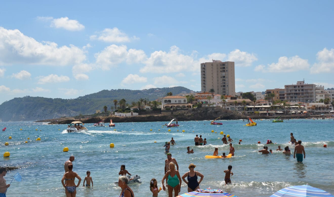 Turistas en la playa del Arenal