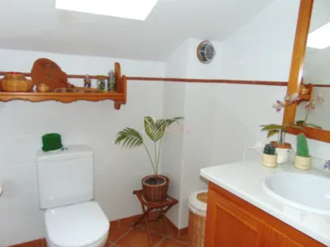 Uno de los baños de la vivienda