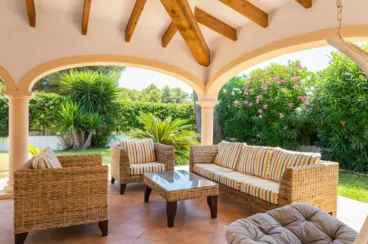 Zona chill out en la terraza exterior cubierta