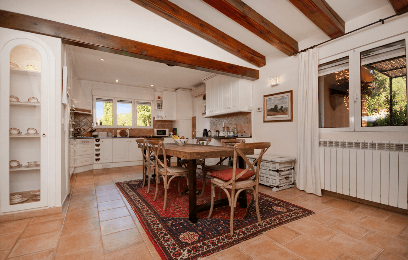 Zona de cocina-comedor de estilo rústico