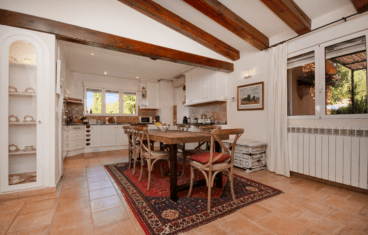 Zona de cocina-comedor de estilo rústico