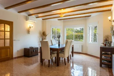 Zona de comedor con aire acondicionado