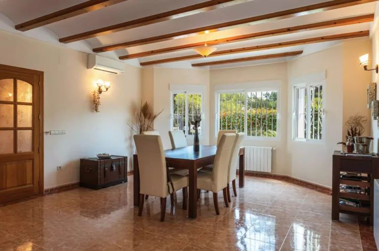 Zona de comedor con aire acondicionado