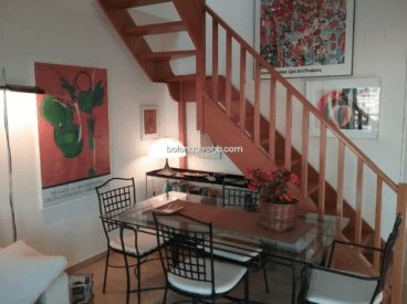 Zona de comedor junto a las escaleras