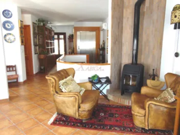Zona de estar con dos sillones de piel y chimenea
