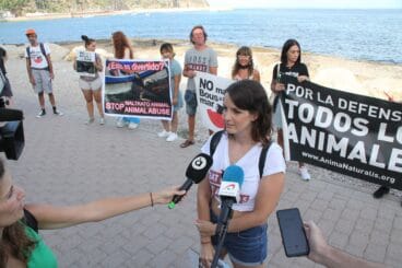 Alana Serrano atendiendo a los medios