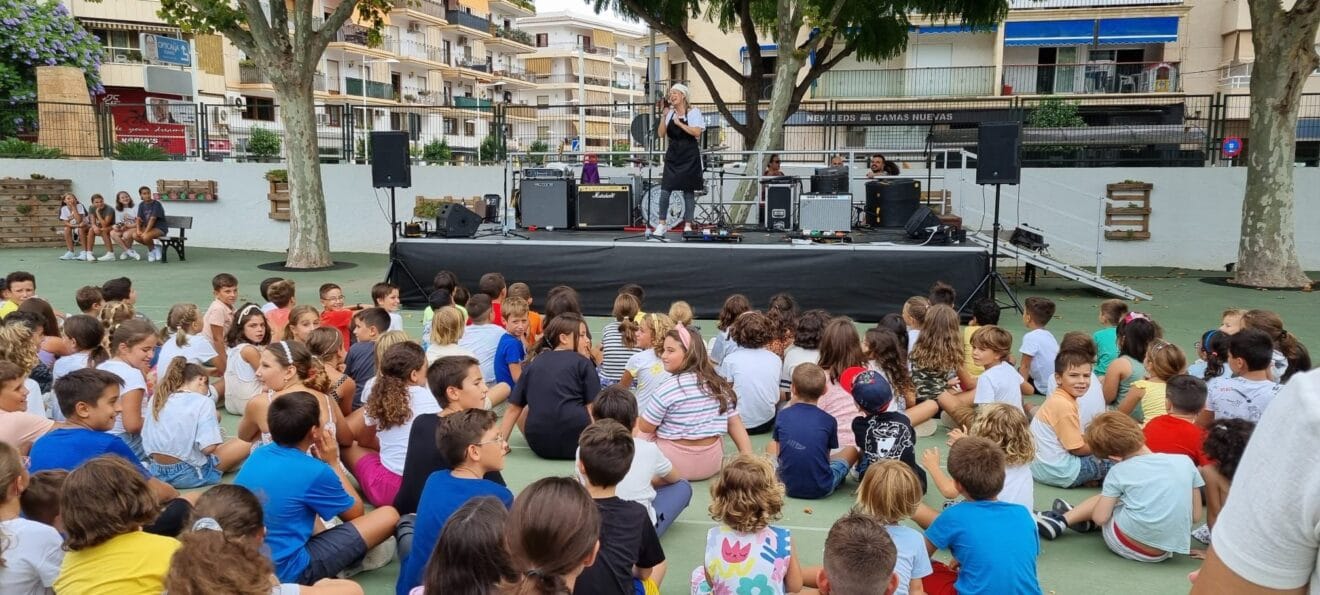Alumnos del CEIP Port de Xàbia en el concierto de Ramonets