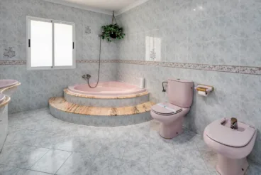 Amplio baño equipado con bañera