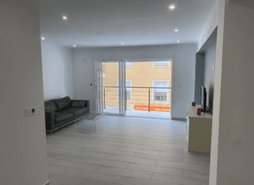 Amplio salón muy luminoso