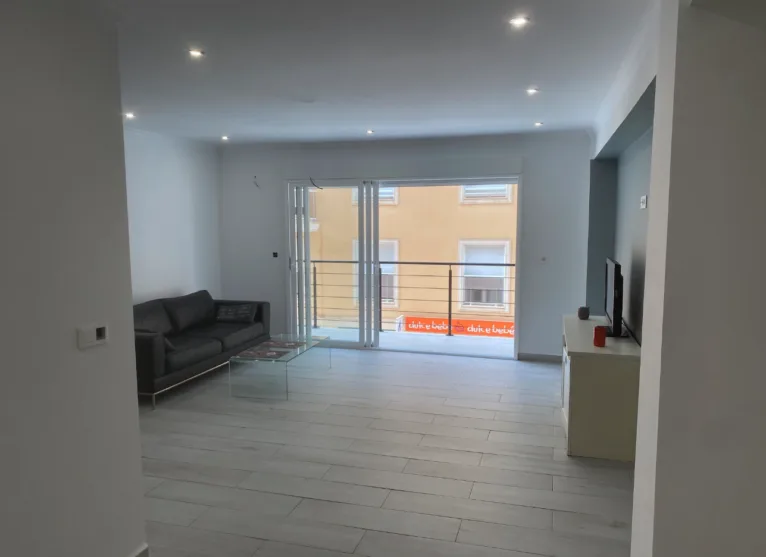 Amplio salón muy luminoso