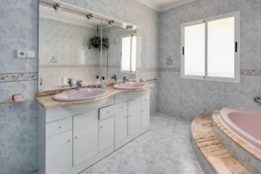 Baño con dos lavabos y bañera