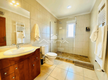 Baño con plato de ducha y mampara de cristal