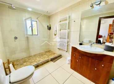 Baño con un gran plato de ducha