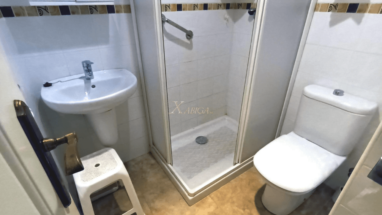 Baño del apartamento con plato de ducha