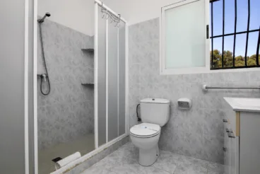 Baño equipado con ducha y mampara de cristal