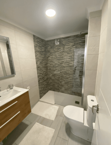 Baño equipado con plato de ducha