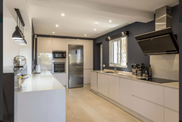 Cocina completamente equipada con barra