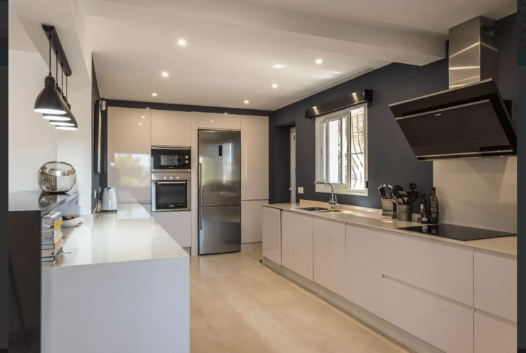Cocina completamente equipada con barra
