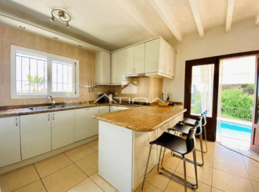 Cocina completamente equipada con barra americana