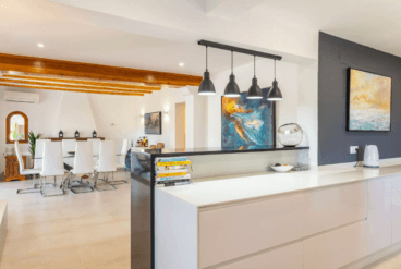 Cocina con barra americana abierta al comedor