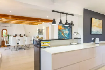 Cocina con barra americana abierta al comedor