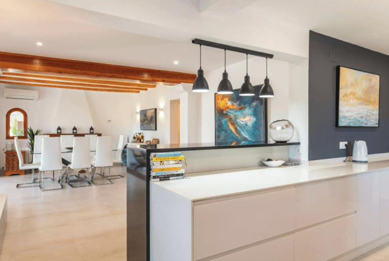 Cocina con barra americana abierta al comedor