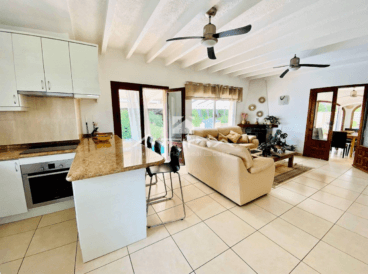 Cocina con barra americana abierta al salón